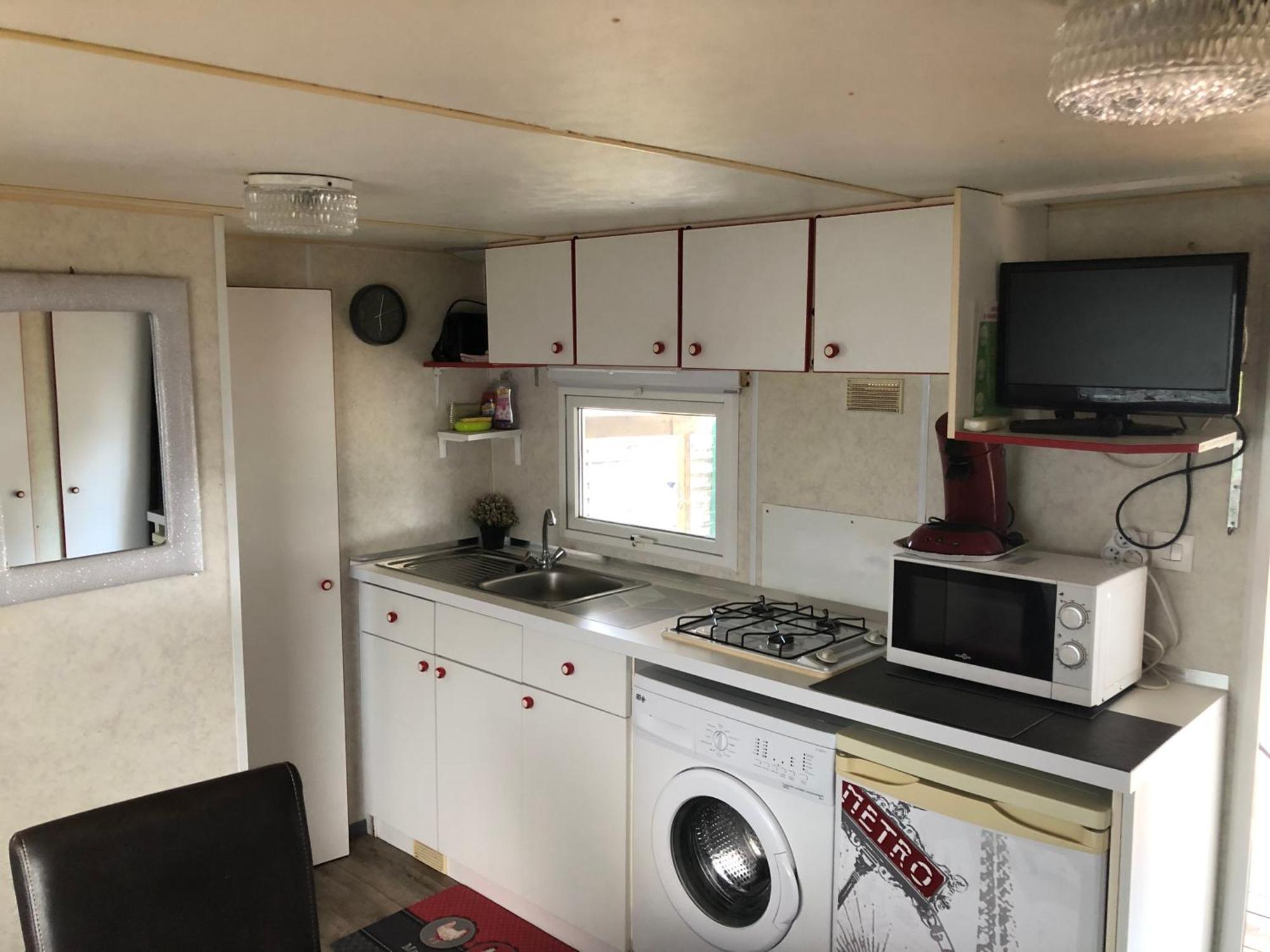 Mobilhome A Frejus A 15 Minute De La Mer Sur Terrain Independant ภายนอก รูปภาพ